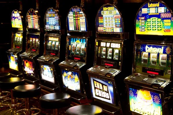 Featured live-dealer tables with player counts Live blackjack and roulette featured tables on erabet 88