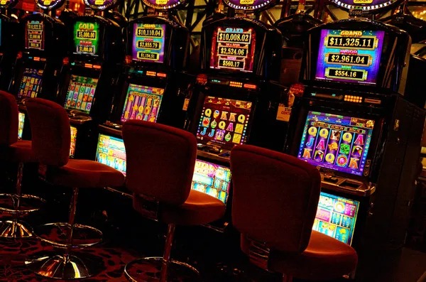 Live dealer Qiu Qiu table with player seats and bet limits